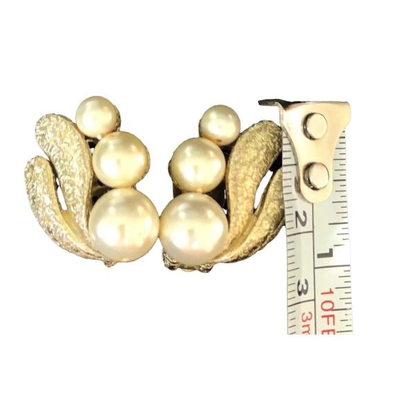 Signed Coro Faux Pearl & Textured Gold Tone Metal Leaf Nature Huggie Earrings - Picture 11 of 12